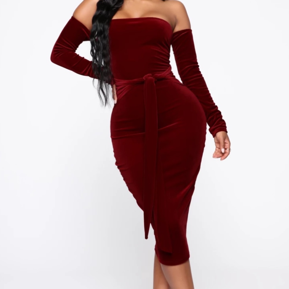 Stay Close Velvet Midi Dress - Burgundy
